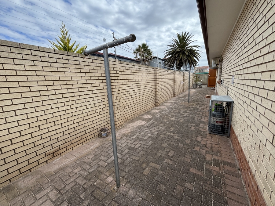 To Let 4 Bedroom Property for Rent in Summerstrand Eastern Cape